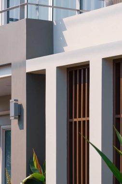 Modern evin dışında dikey çerçeveli çelik bataryalarla duvar lambasının yan görüntüsü