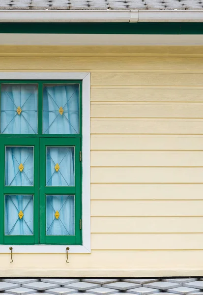 Del Grönt Fönster Gul Trävägg Med Grått Kakeltak Vintage Våningshus — Stockfoto