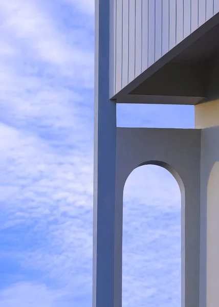 Перспективный Вид Стену Арки Балконе Серого Дома Против Белых Облаков — стоковое фото