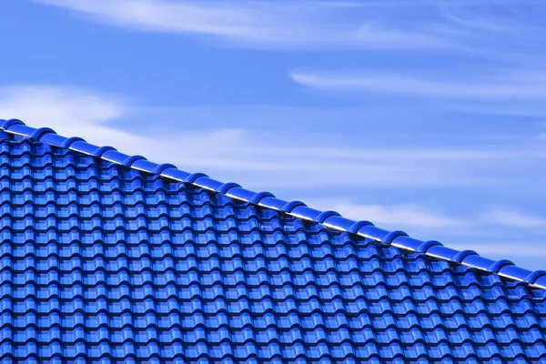 세라믹 타일의 일부로서 대각선으로 과푸른 하늘에 맞닿아 — 스톡 사진