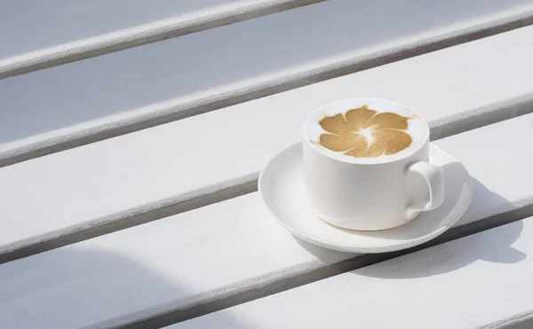 Łagodne Słońce Białej Ceramicznej Filiżance Gorącej Kawy Latte Art Drewnianej — Zdjęcie stockowe