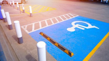 Engelli tekerlekli sandalye ve park levhası yok. Kamu tuvaletinin otoparkındaki beton zeminde tekerlek tıpası ve metal kalınlar var.