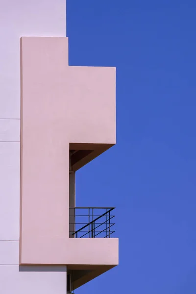 Seitenansicht Des Balkons Auf Pastellrosa Wohnhaus Vor Blauem Himmel Hintergrund — Stockfoto