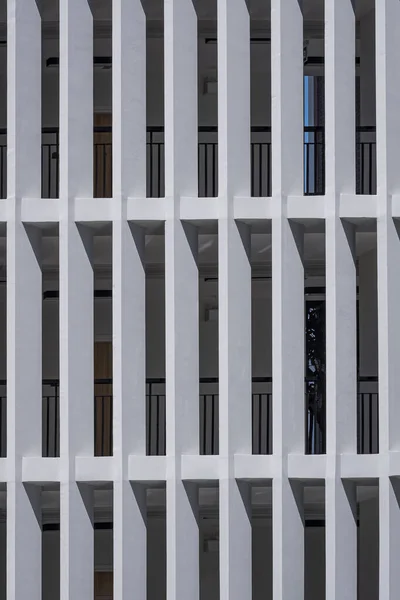 Sonnenlicht Auf Der Oberfläche Von Betonschirmen Wand Von Modernen Hohen — Stockfoto