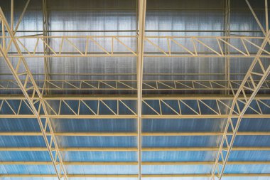 İnşaat alanındaki ısı yalıtımlı metal bina yapısının düşük açılı görüntüsü