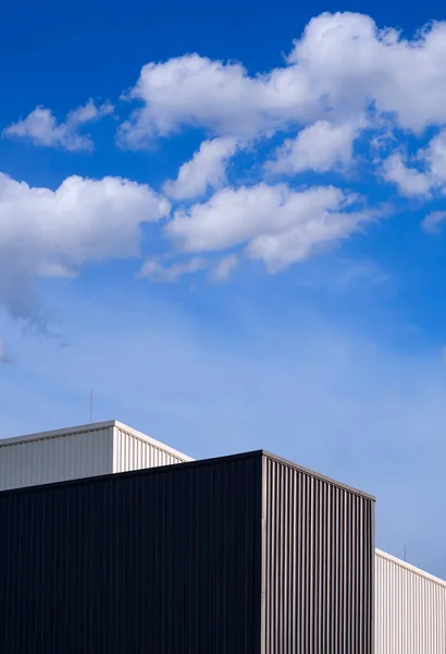 Low Angle View Van Zwart Wit Gegolfd Metaal Fabrieksgebouwen Tegen — Stockfoto