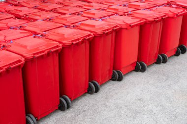 Saha hastanesinin arkasındaki COVID-19 hastalarının çöpleriyle dolu kırmızı, tehlikeli atık kutuları düzenli bir şekilde paketlenir.