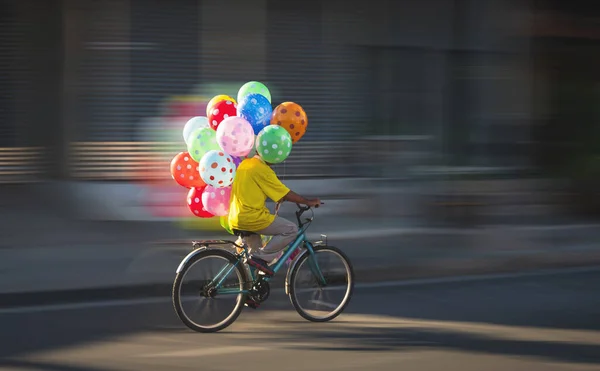 Beweging Vervaging Van Aziatische Ballon Verkoper Rijden Fiets Straat Avond — Stockfoto