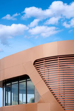 Samut Sakhon, Tayland - 5 Eylül 2021: Modern kahverengi Starbucks kahve restoranının üst katındaki Geometrik şablon mavi gökyüzünde buluta karşı dikey çerçevede