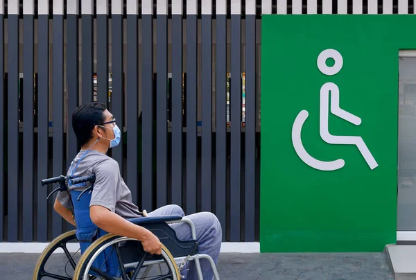 Homem Adulto Asiático Cadeira Rodas Com Máscara Protetora Vai Banheiro — Fotografia de Stock