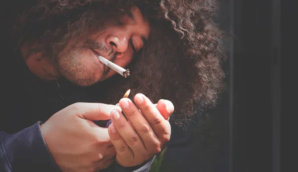 Narkotikamissbrukare Lockigt Långt Hårstrå Använder Tändare För Att Tända Cannabiscigarett — Stockfoto