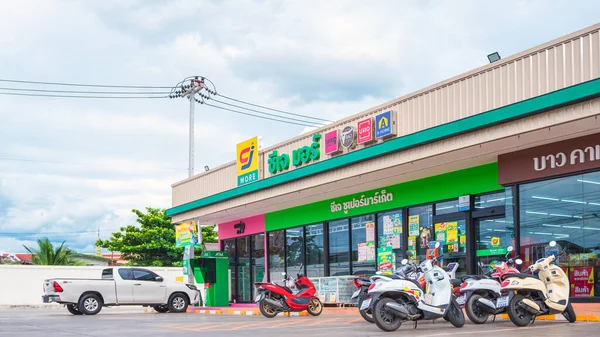 Samut Sakhon, Tayland - 24 Eylül 2025: Bulutlu mavi gökyüzüne karşı müşteri hizmetleri otoparkı alanına park etmiş CJ daha fazla süpermarket