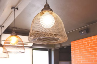 Tavan lambaları ve çelik kafes modern kahve dükkanının içinde aydınlatma LED aydınlatma, düşük açı ve perspektif yan görüş