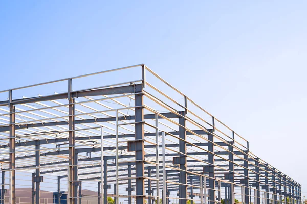 Fabrika Binası Çelik Yapı Arkaplan Tasarımı, Modern Endüstri Deposunun Metal Çerçevesi Endüstriyel Yerleşim Alanında Mavi Gökyüzüne Karşı, Perspektif Tarafı