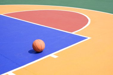 Renkli açık hava spor sahası yüzeyi üzerinde basketbol, fotokopi alanı olan spor alanı arka planı