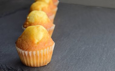  Kapatın. Tahta masa üzerinde ev yapımı mini kekler, metin için boşluk