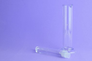 Kimya laboratuvarı araçları, örnek ve test tüpleri, açık bir arkaplanda.