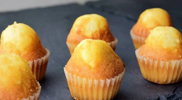 Närbild Mitten Hemgjorda Minimuffins Skifferbord Utrymme För Text — Stockfoto