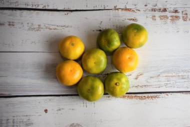 Beyaz köy tahtalarında bir grup mandalina.