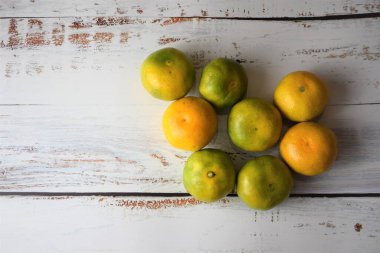 Beyaz köy tahtalarında bir grup mandalina.