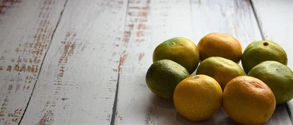 Aus Nächster Nähe Gruppe Mandarinen Auf Weißen Rustikalen Brettern Raum — Stockfoto