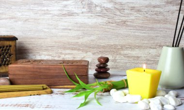 Rahatlatıcı, pozitif ve aromatik hatlar. Mum ve tütsü, sıcak atmosfer.