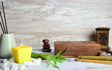 Rahatlatıcı, pozitif ve aromatik hatlar. Mum ve tütsü, sıcak atmosfer.