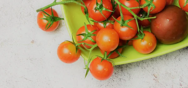 Yakın Plan Cherrys Domatesleri Yeşil Bir Plaka Üzerinde Işık Beyaz — Stok fotoğraf