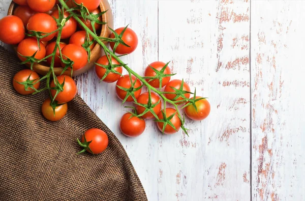 Tomates Cherrys Ramo Tábuas Madeira Brancas Espaço Para Texto — Fotografia de Stock
