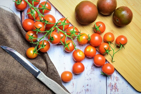 Apresentação Natural Tomates Cherrys Ramo Tábuas Madeira — Fotografia de Stock