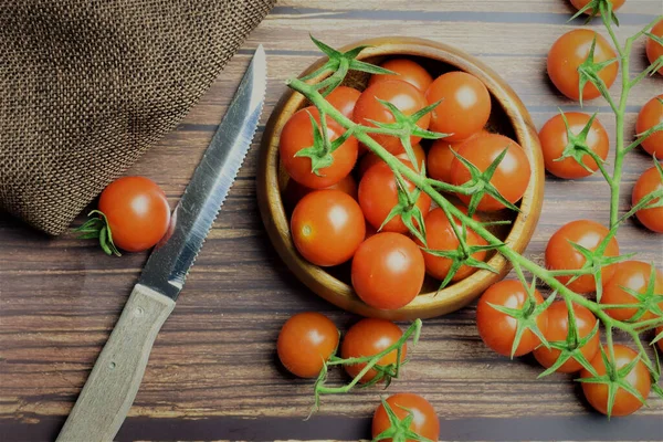 Fecha Tomates Cherrys Ramo Tábuas Madeira Acessórios Cozinha Vários — Fotografia de Stock