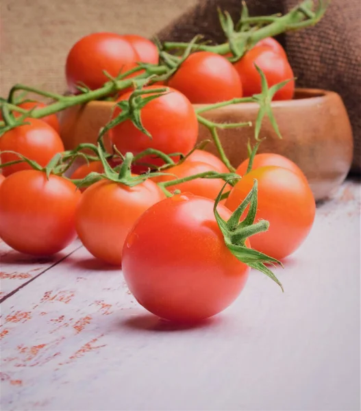 Apresentação Natural Fecha Tomates Cherrys Ramo Tábuas Madeira Branca — Fotografia de Stock