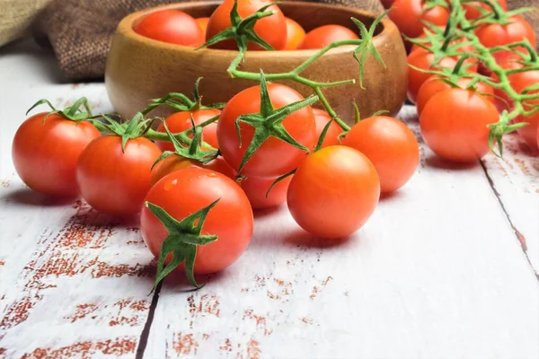 Macro Tomate Cereja Ramo Tábuas Madeira Branca — Fotografia de Stock
