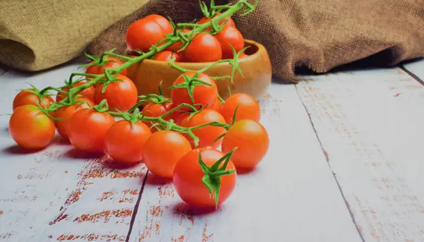 Macro Tomate Cereja Ramo Tábuas Madeira Branca — Fotografia de Stock