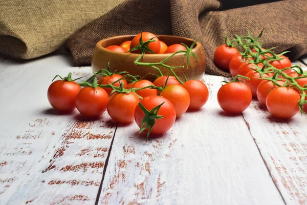 Apresentação Natural Fecha Tomates Cherrys Ramo Tábuas Madeira Branca — Fotografia de Stock