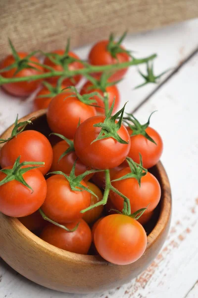 Apresentação Natural Fecha Tomates Cherrys Ramo Tábuas Madeira Branca — Fotografia de Stock