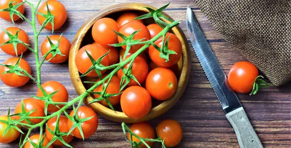 Fecha Tomates Cherrys Ramo Tábuas Madeira Acessórios Cozinha Vários — Fotografia de Stock