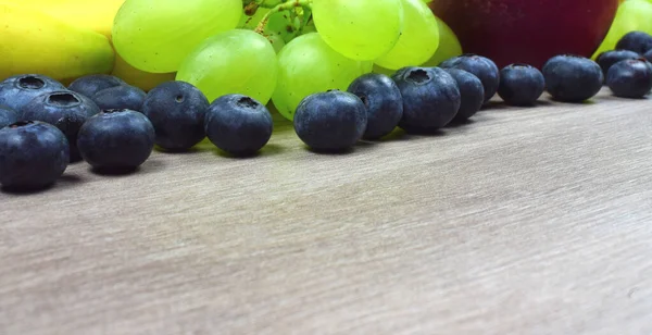 Aus Nächster Nähe Obstsorten Blaubeeren Trauben Und Bananen Voller Vitamine — Stockfoto