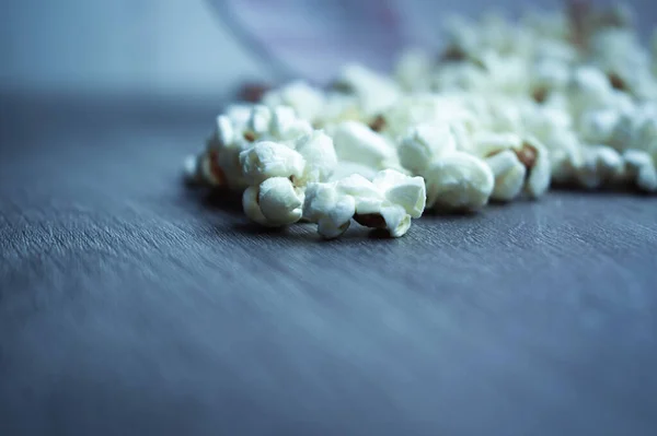 Close Popcorn Gevallen Verspreid Uit Plastic Emmer — Stockfoto