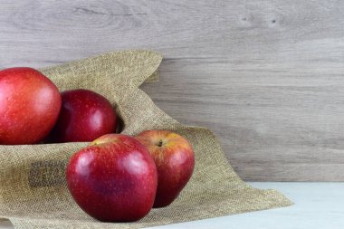 Kapatın. Kırmızı elma, arka plan iki ünite ahşap kutuda hafif kumaş, metin için boşluk