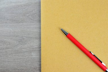 İş yeri, ahşap masa, not defteri ve kalem.