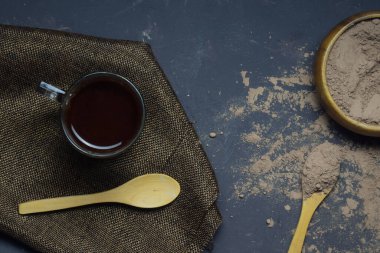 Kakao tozlu ahşap kase, cam bardakta çikolata ve tahta kaşıklar