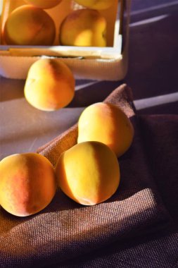 Kırsal alanda şeftali yakın plan, kutulu arkaplan, pencereden gelen doğal ışık.