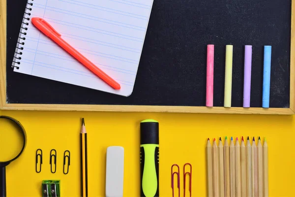 Material Escolar Variado Pizarra Pequeña Con Tiza Material Diario Escuela —  Fotos de Stock