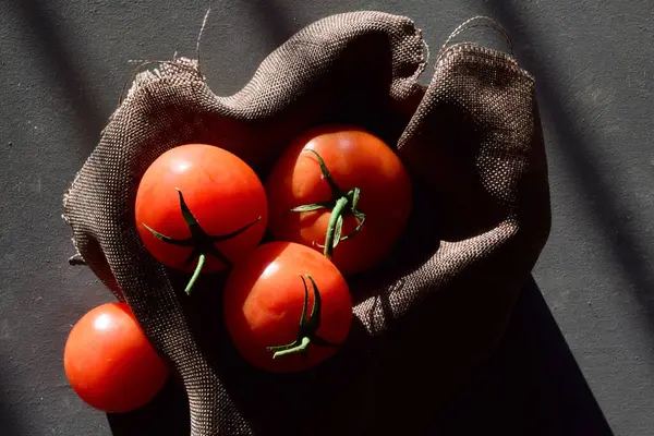 Tomates Naturais Frescos Pano Dentro Uma Caixa Luz Entrada Através — Fotografia de Stock
