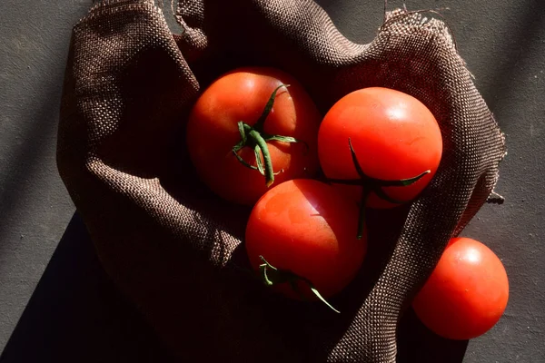 Tomates Naturais Frescos Pano Dentro Uma Caixa Luz Entrada Através — Fotografia de Stock