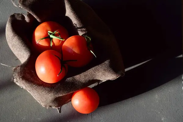 Taze Doğal Domatesler Bir Kutunun Içindeki Kumaş Üzerinde Pencereden Giriş — Stok fotoğraf