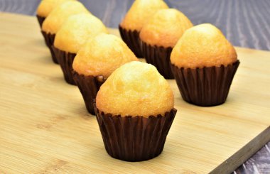 Yaklaşın, bambu masasında yeni pişmiş küçük kekler..