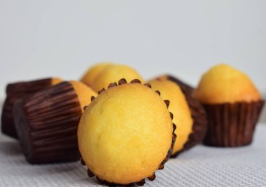 Bambu masasında taze pişmiş küçük kekler.