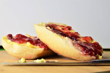 Tereyağlı tost ve böğürtlenli reçel. Boşluk metni veya fikri.